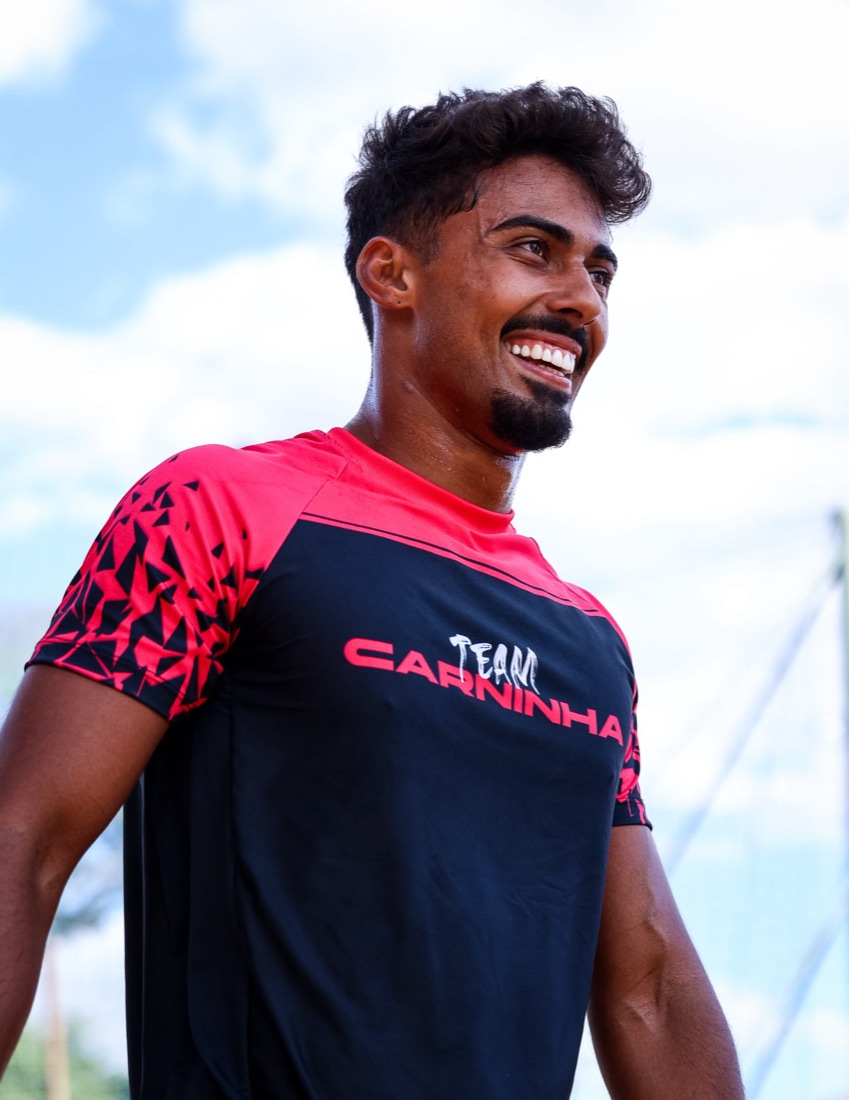 João Gabriel dos Anjos, o Carninha, de camiseta Team Carninha